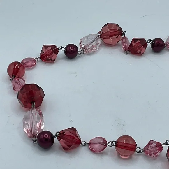 “FACTED BURGUNDY AND PINK BEADED NECKLACE”. Costume Jewelry. - Picture 4 of 7